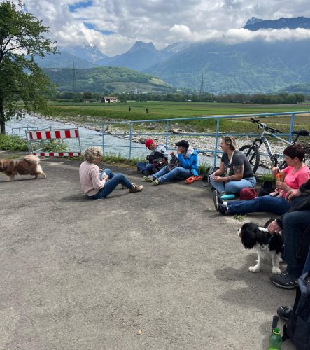 Les invités, de l’Association ASA-Valais, apprécient une pause rafraîchissante au bord de la Vièze.
